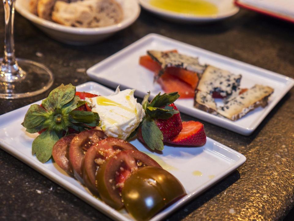 Mas Tapas Charlottesville Spanish restaurant belmont chef Tomas Rahal dining