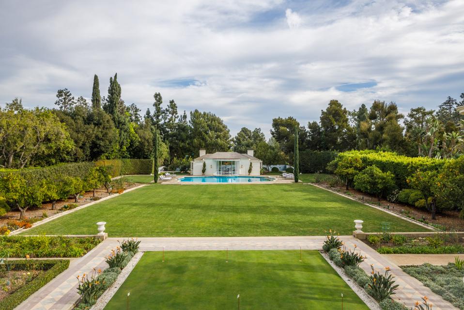 El segundo piso ofrece vistas desde la terraza de la gran zona de césped y la piscina Zodiac y la casa de la piscina.