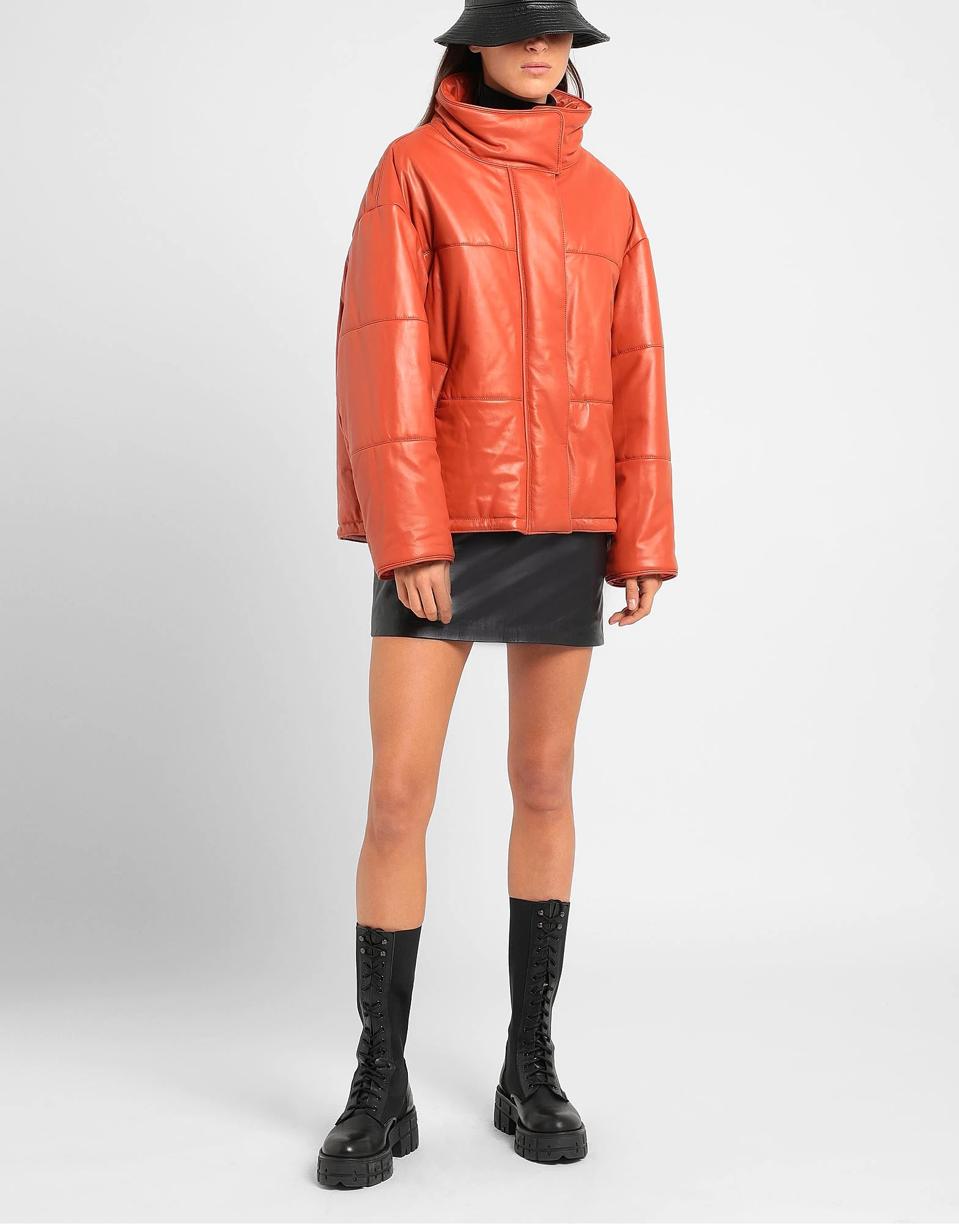 The 8 by YOOX Leather Quilted Shell Down Jacket in the color Rust is 100% lambskin, made in Italy and includes snap-buttons, zipper, turtleneck, multi pockets and internal padding.