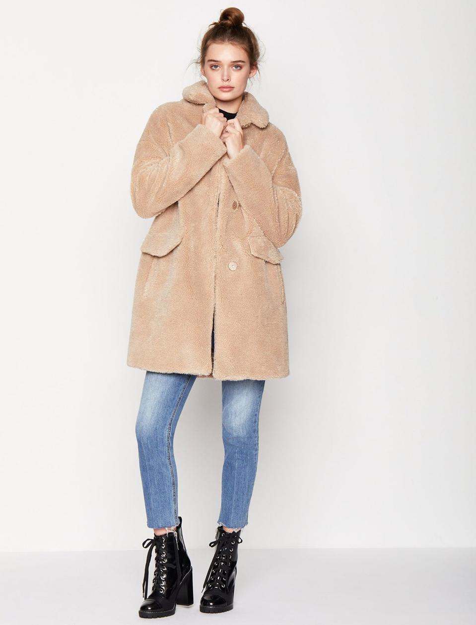BCBGeneration’s Oversized Faux Fur Coat in the color Cream Lurex is 100% polyester, an oversized silhouette and finished with two front pockets.