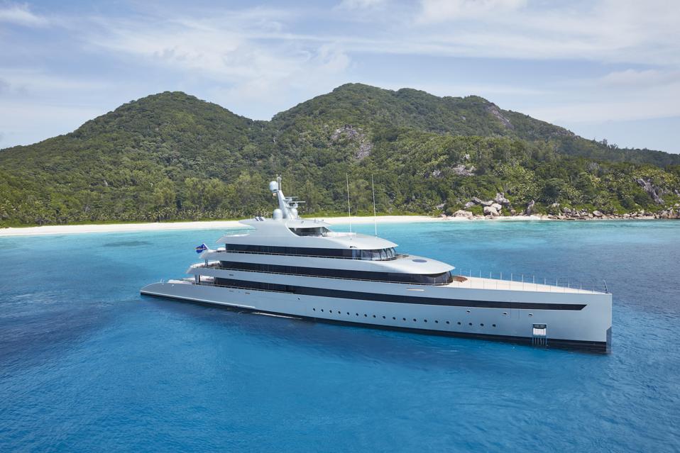 The Feadship Savannah superyacht sails on the ocean