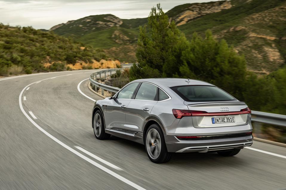 Audi e-tron Sportback 55 quattro driving around a curve.