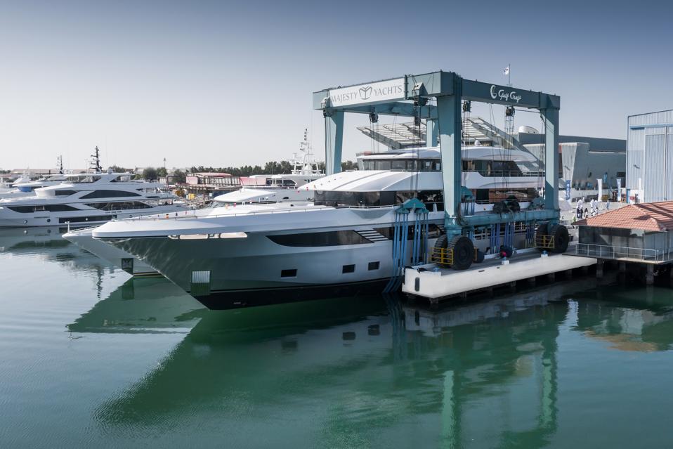 Sailing-Stream.fr ⚓ Ce chantier naval livre le plus grand yacht composite au monde | Majesty 175 ⚓ Majesty 175 le plus grand yacht de production composite au monde
