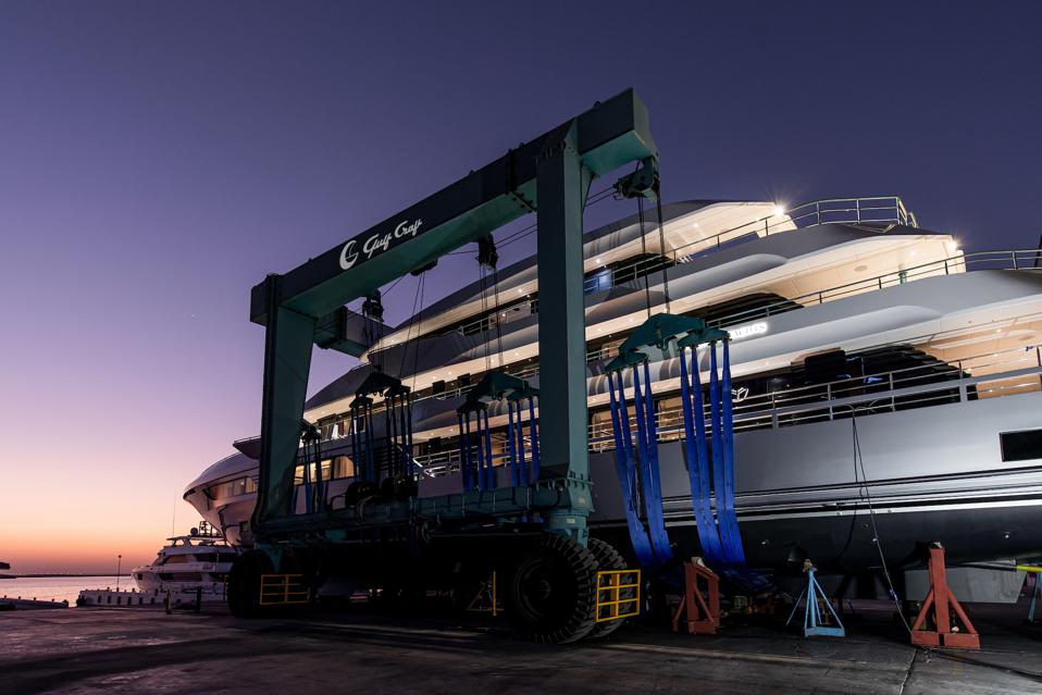 Sailing-Stream.fr ⚓ Ce chantier naval livre le plus grand yacht composite au monde | Majesty 175 ⚓ Majesty 175 le plus grand yacht de production composite au monde