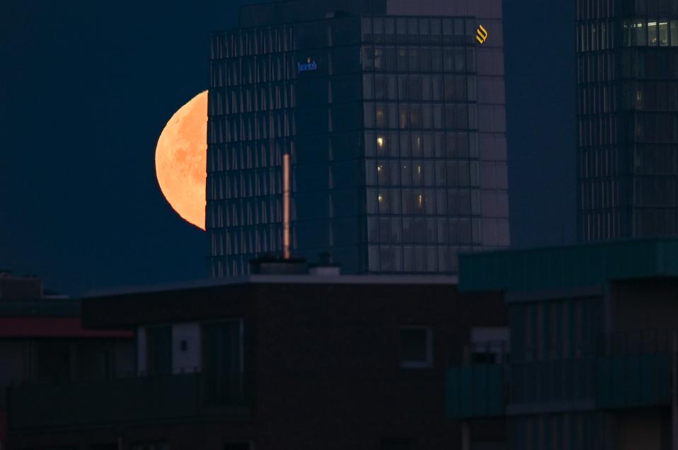 Manhã de lua cheia em Frankfurt am Main