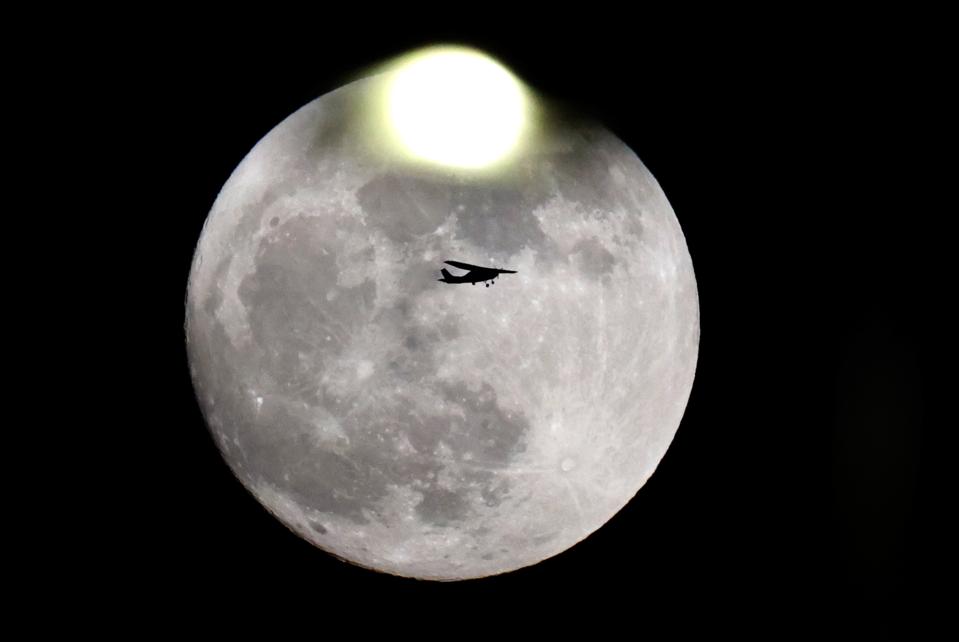 15 Dazzling Photos Of November’s Last Full Moon And Eclipse Around The
