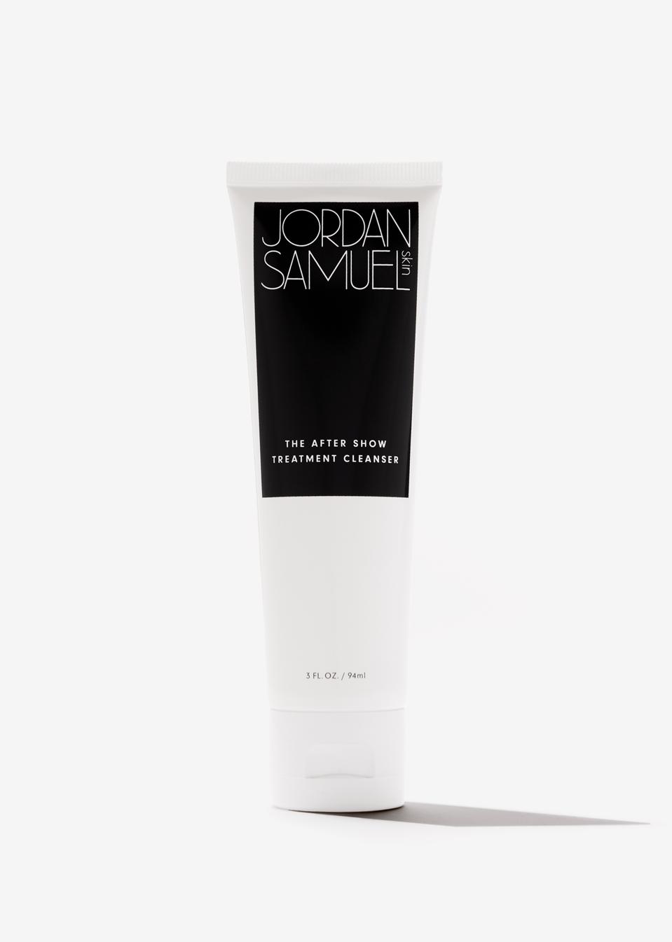 Luxe gel-to-oil formula cleanses thoroughly while providing gentle exfoliation.