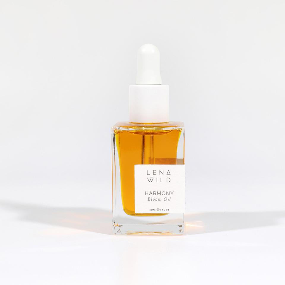 This Lena Wild Harmony Bloom Oil oil is carefully formulated with skin-clearing essential fatty acids and powerful antioxidants to fight the oxidative damage. This lightweight, nutrient-rich formula leaves skin feeling soft, supple and helps promote its true radiance.