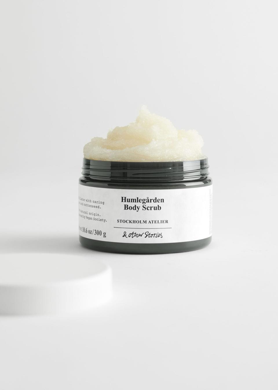 Registered by the Vegan Society, developed with a high level of natural origin and housed in bottles made from recycled PCR plastic, this renewing body sugar scrub that gently exfoliates your skin, turning it silky smooth.