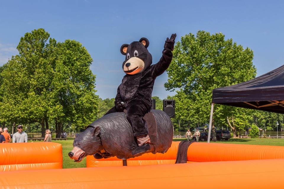 Mechanical bear ride