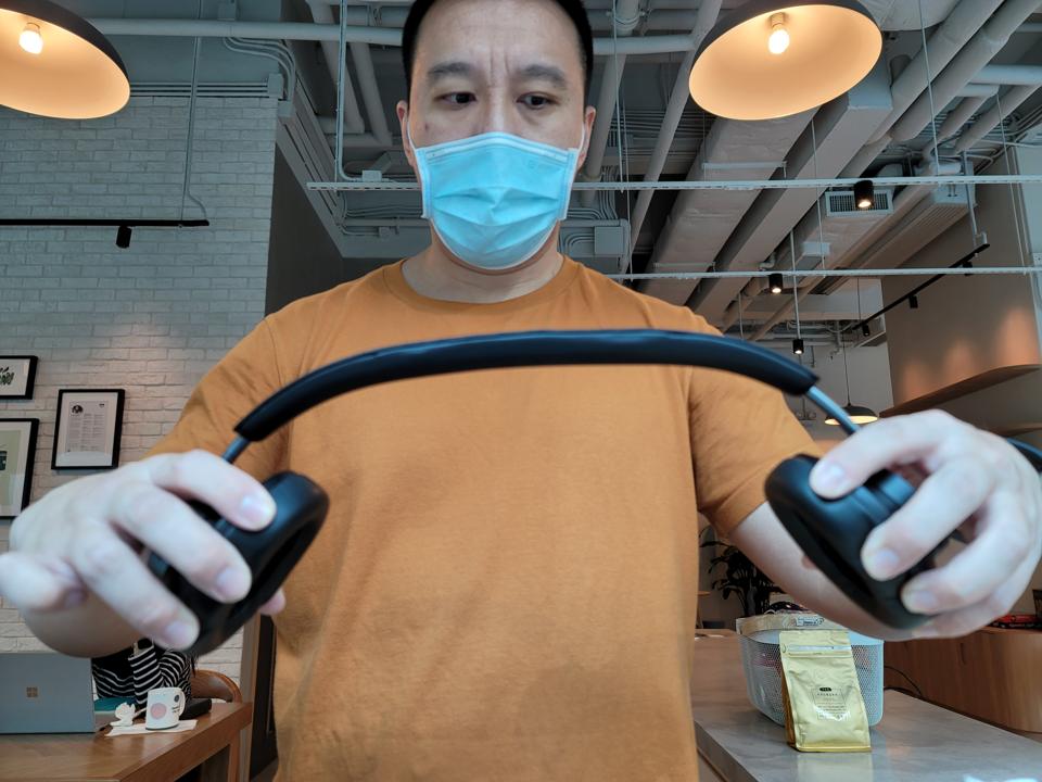 Stretching the Huawei Freebuds Studio's bands