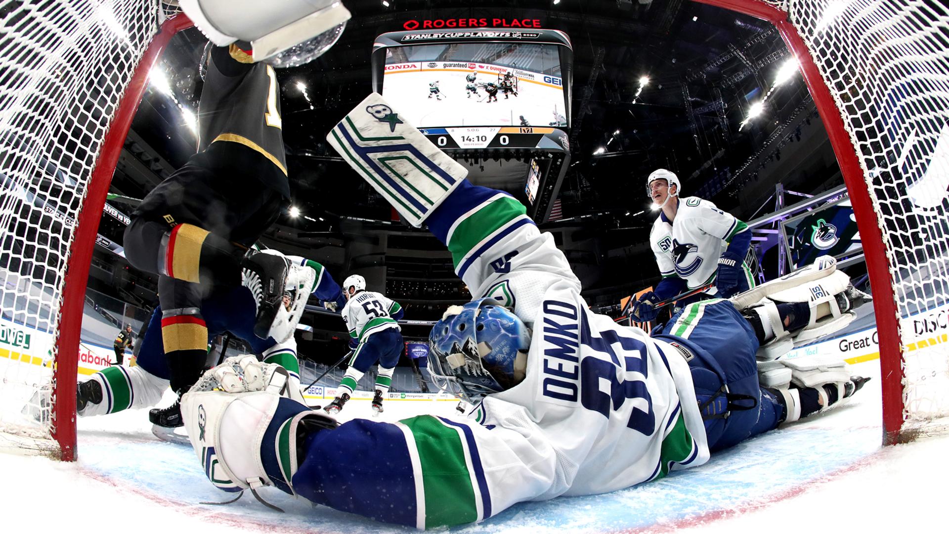 EDMONTON, ALBERTA - SEPTEMBER 04: Torwart Thatcher Demko #35 von den Vancouver Canucks streckt sich, um gegen die Vegas Golden Knights während des dritten Drittels des siebten Spiels der zweiten Runde der Western Conference der NHL Stanley Cup Playoffs 2020 im Rogers Place am 04. September 2020 in Edmonton, Alberta, zu retten. (Foto von Dave Sandford/NHLI via Getty Images)