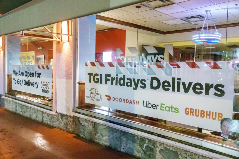 Dado que los restaurantes han tenido que cerrar debido a la pandemia, las aplicaciones de entrega como DoorDash, GrubHub y Uber Eats se han convertido en un salvavidas para empresas en dificultades, como la ubicación de este TGI Friday en Miami.