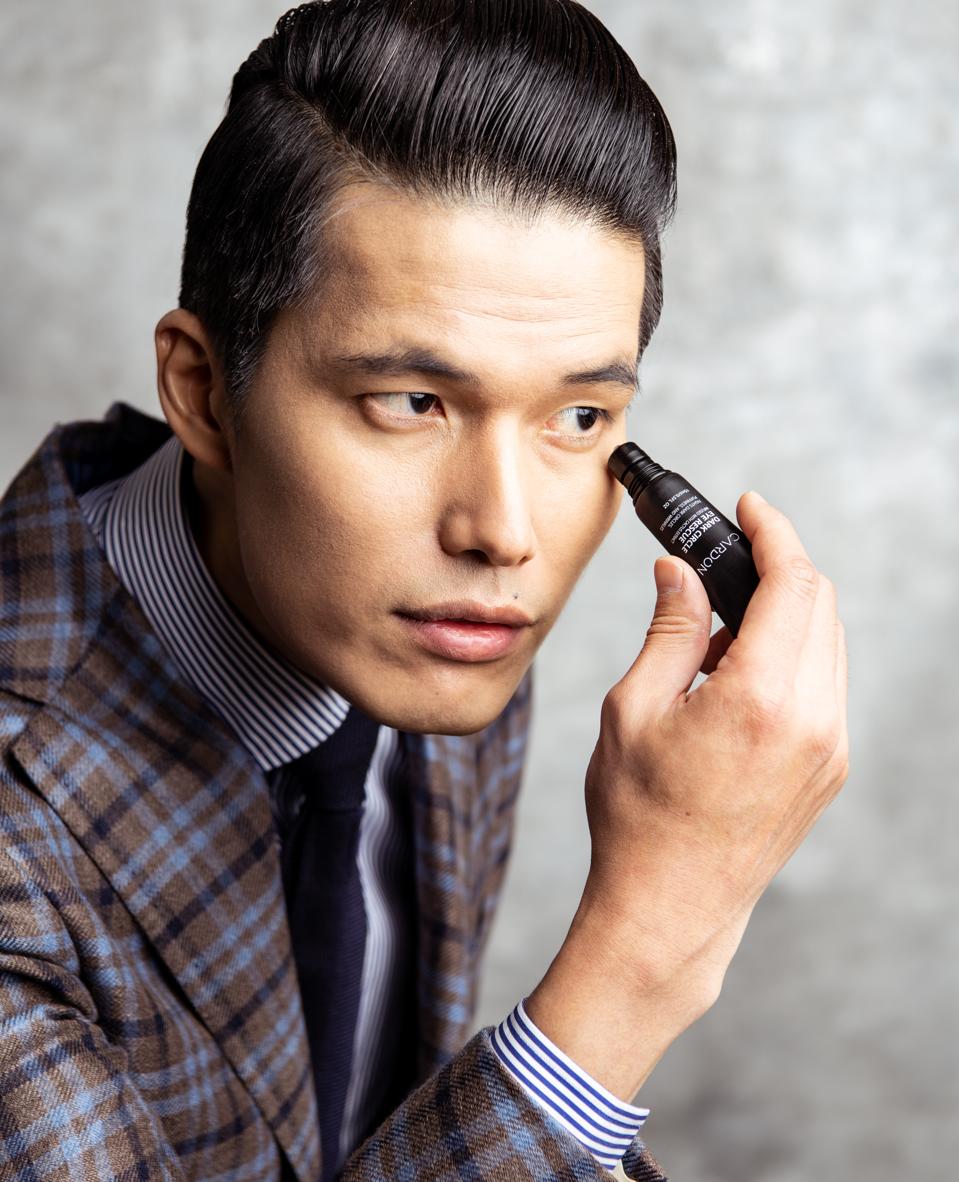 Dark Circle Eye Rescue reduces the appearance of dark circles, puffiness, and wrinkles around the eyes, thanks to Haloxyl (composed of three active peptides) and Hyaluronic acid. The stainless-steel roller applicator makes it easy to use without mess while providing a cooling sensation and aiding in the absorption of the key ingredients. $23.00