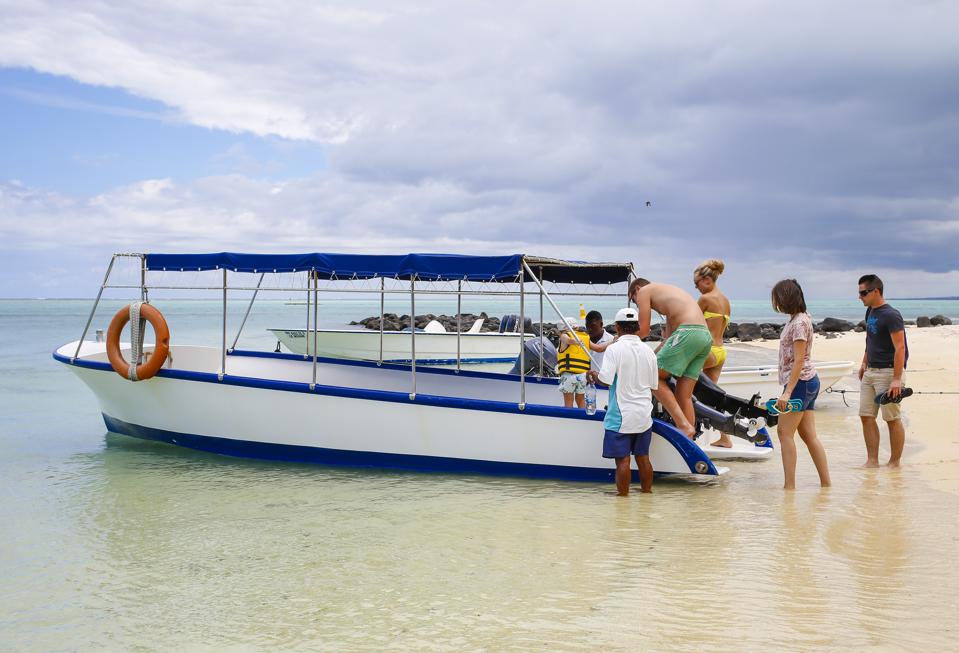 Glass bottom boat tours were very popular around Blue Bay Marine Park for their tours of the famous 1000 year old brain coral