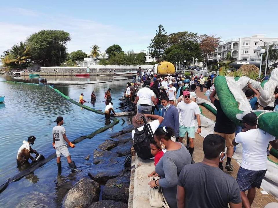 8 Aug 2020: The entire region came to Mahebourg waterfront to assist with the oil spill response