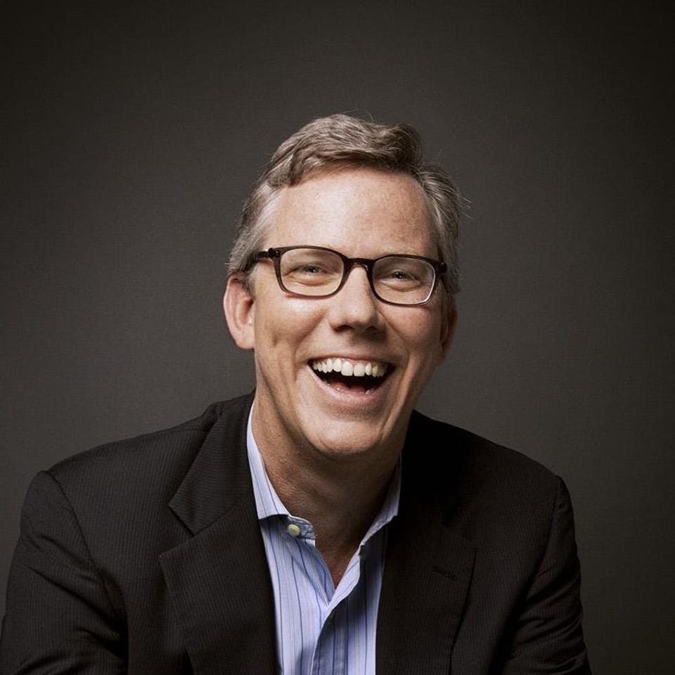 Reflexionando sobre el CEO Brian Halligan, un empleado de HubSpot comentó ? Tiene objetivos claros mirando hacia el futuro y permite la experimentación regional para impulsar la innovación entre los equipos ?.