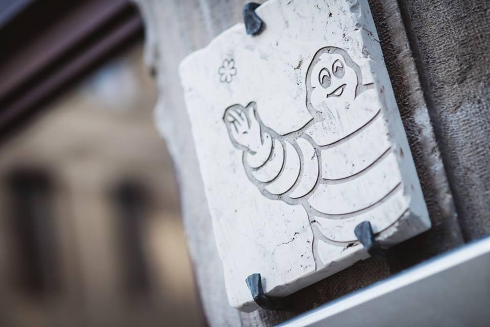 Un hermoso cartel que indica la presencia de una estrella Michelin en un restaurante cuelga fuera de un restaurante.