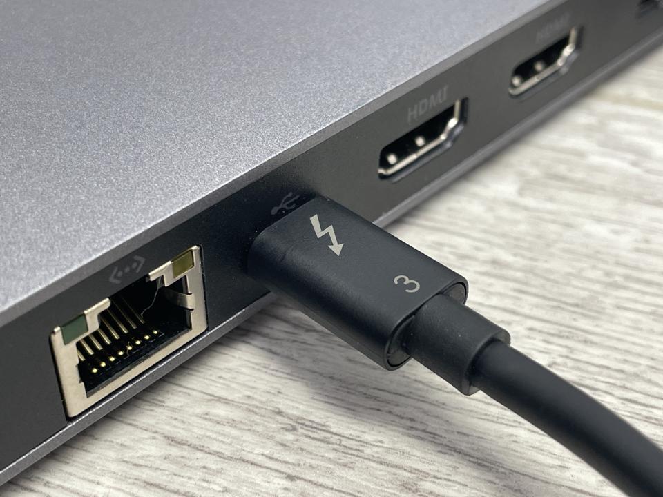 The Corsair TBT100 offers dual HDMI outputs capable of 4K at 60Hz as well as a Gigabit Ethernet port.