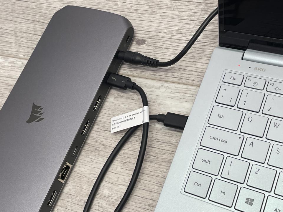 A single Thunderbolt 3 cable can deal with multiple video, networking and USB interfaces, cutting cable clutter