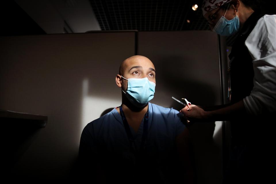 Massachusetts General Hospital Begins Vaccinating Employees