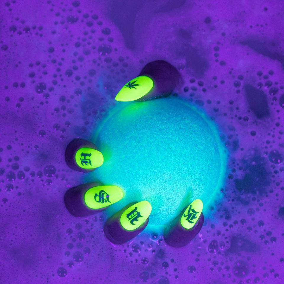 Kush Queen Glow bath bomb
