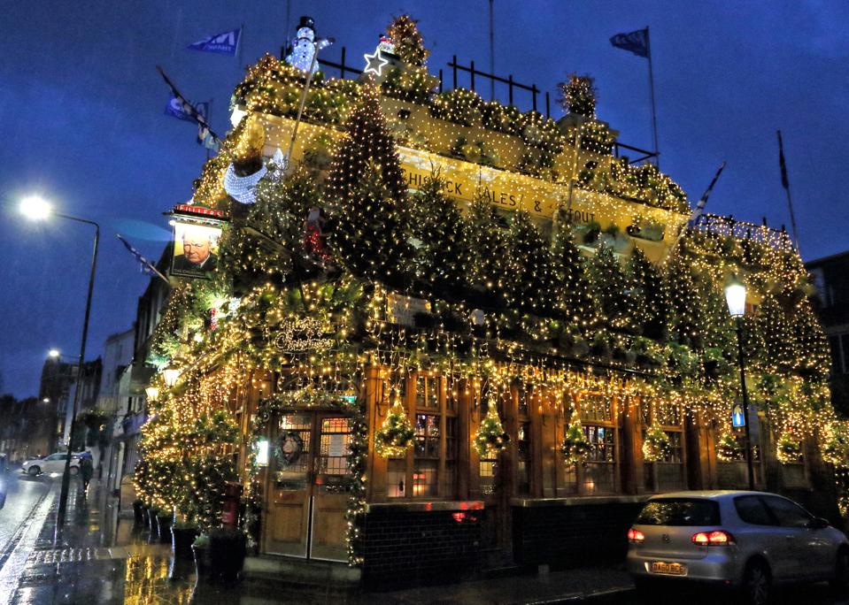 Über 100 Weihnachtsbäume und verschiedene Dekorationen rund um den Churchill Arms Pub in London.