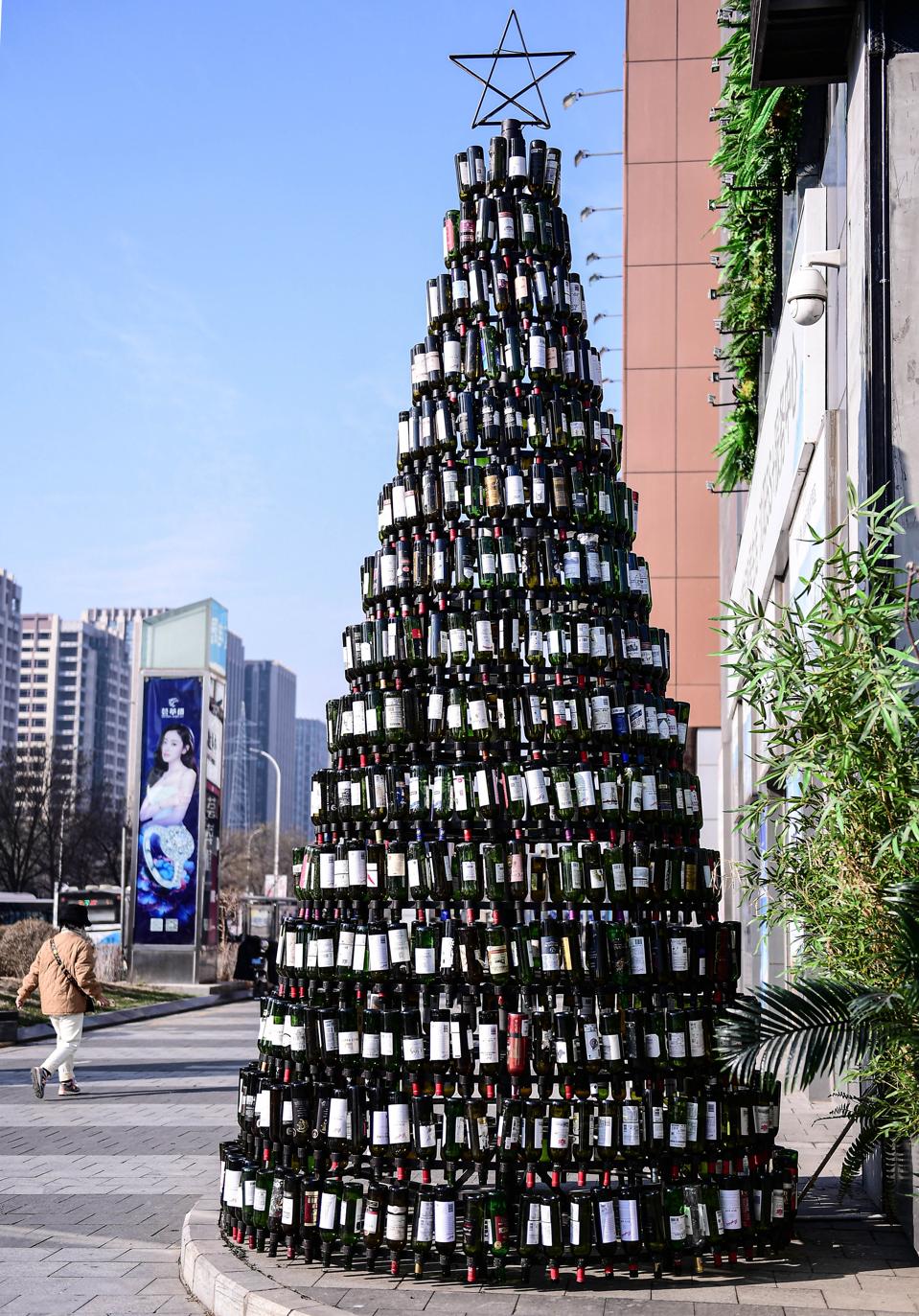 Arbore de Crăciun alcătuit din 2.021 de sticle de vin în Shenyang, China