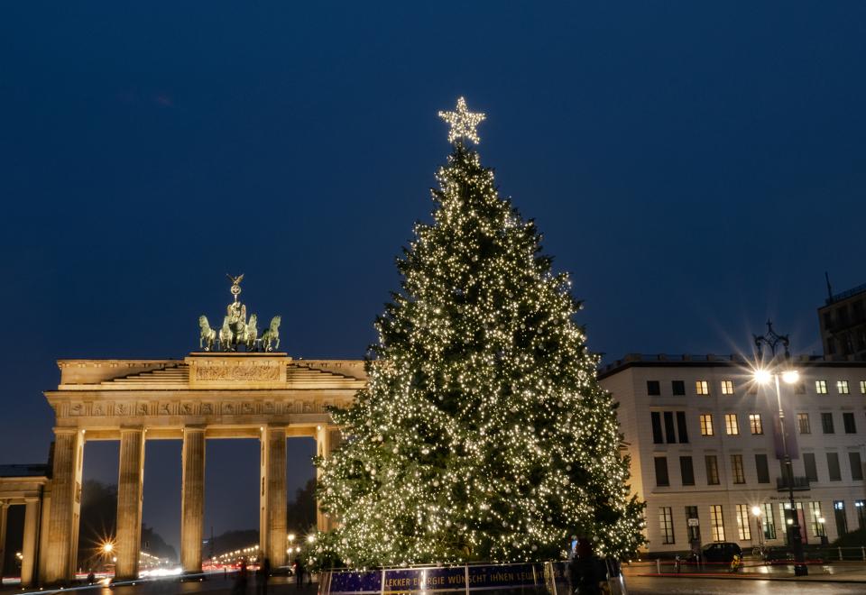 Julgran vid Brandenburger Tor lyser upp