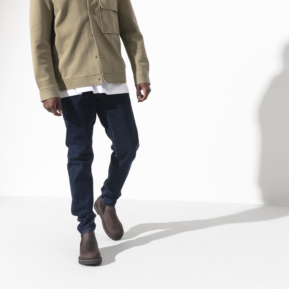 The Stalon features side elastic panels on the shaft and a loop at the back, which has been combined with a rugged urban sole to make this a solid yet fashionable boot.