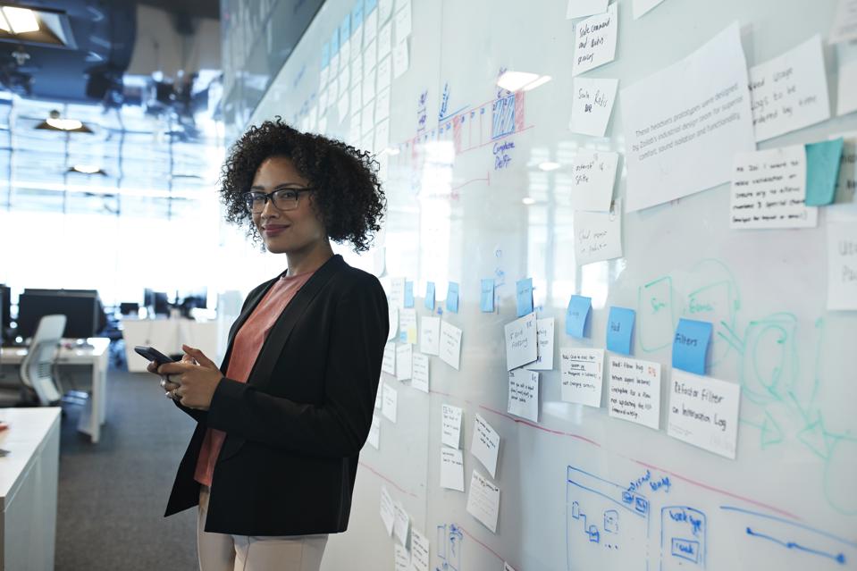 Comment Gorilla Logic est devenu le partenaire de développement logiciel incontournable pendant COVID-19 3 Portrait de femme d'affaires cool tenant le smartphone