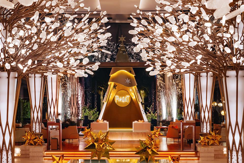 Which british designer is decorating claridge's christmas tree this year? 21 Stunning Hotel Christmas Trees