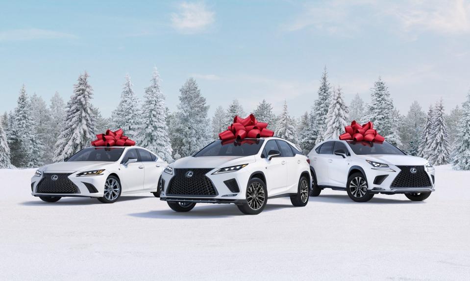 Cars with big red bows on top for the Lexus ″December to Remember″ promotion