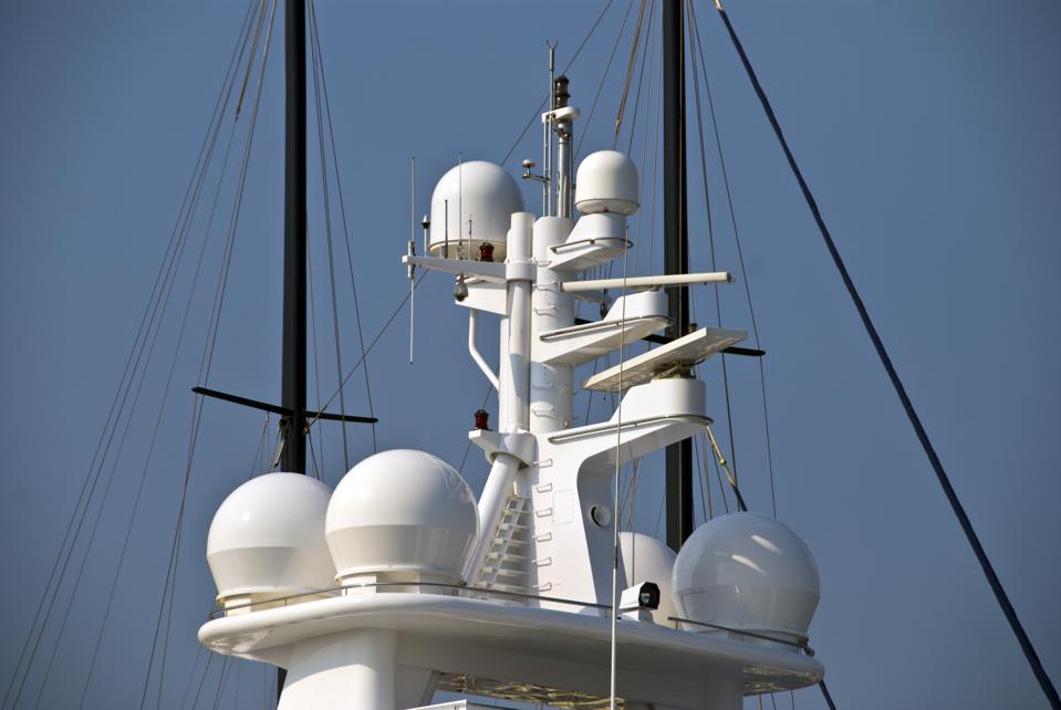 Was the Wakashio's communication technologies experiencing a blackout, that forced the vessel to seek an emergency phone signal from Mauritius