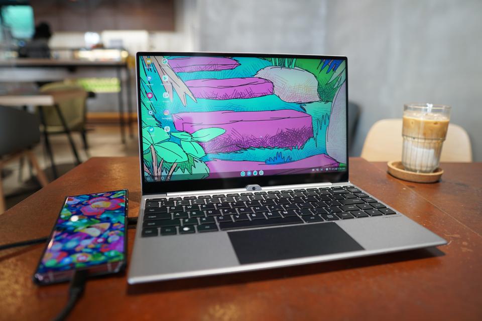 The NexDock Touch connected to a Samsung Galaxy Note 20 Ultra