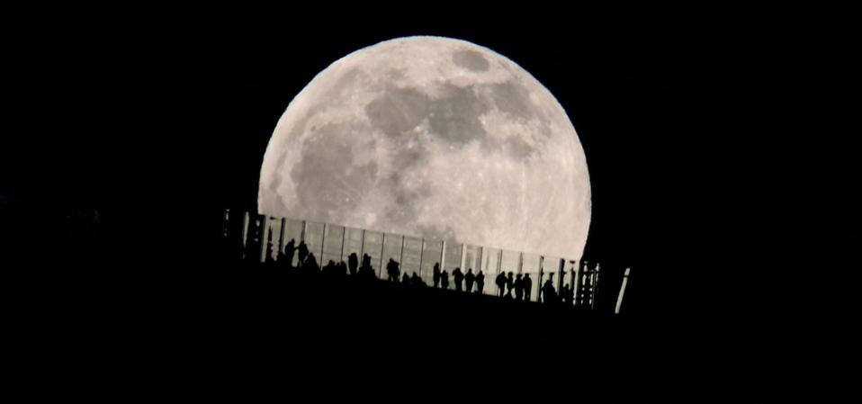 In Photos The Cold Christmas Moon Sparkles In Winter Skies Around The World Moon On Christmas 2021