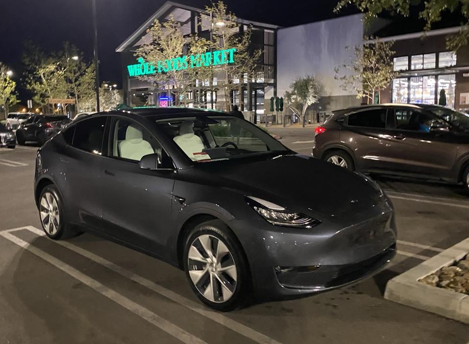 Lorsque je suis rentré dans mes Whole Foods locaux, une toute nouvelle Tesla Model Y était garée à proximité.