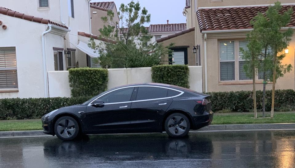 Tesla Model 3 à l'extérieur de la maison de mon voisin.