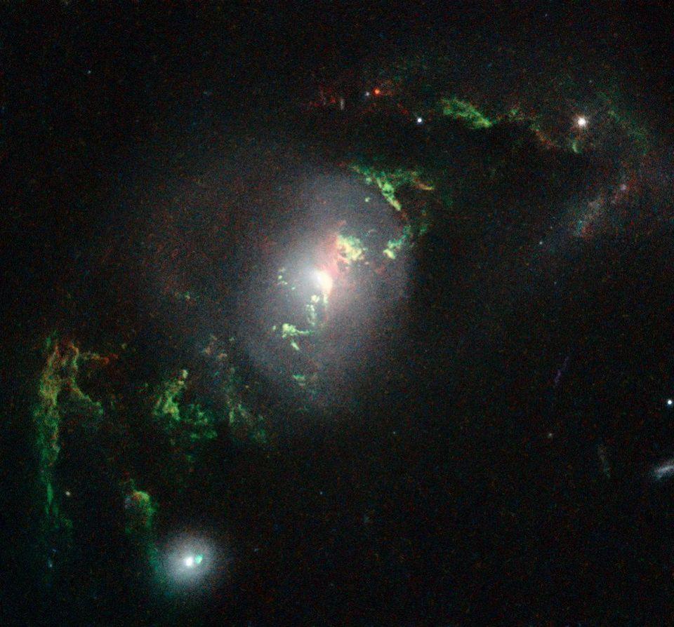 One of these Voorwerpjes clearly shows that green light is not connected to the galaxy.