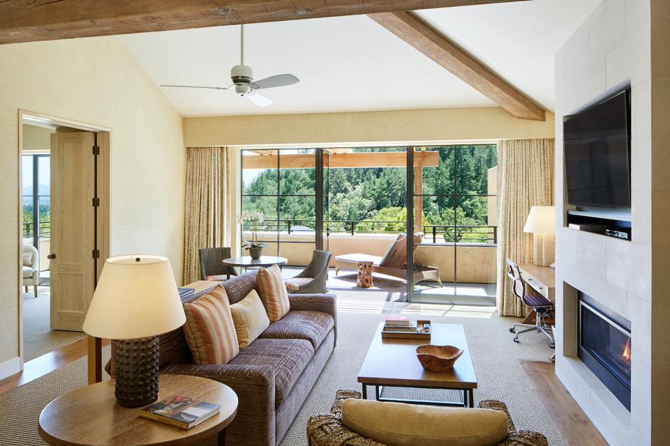 The free-standing Private Maisons feature 1,800 square feet of indoor and outdoor living space and panoramic valley views. Each Maison a trellised terrace with an outdoor tub and rain shower as well as two bedrooms each with a fireplace and sitting area.