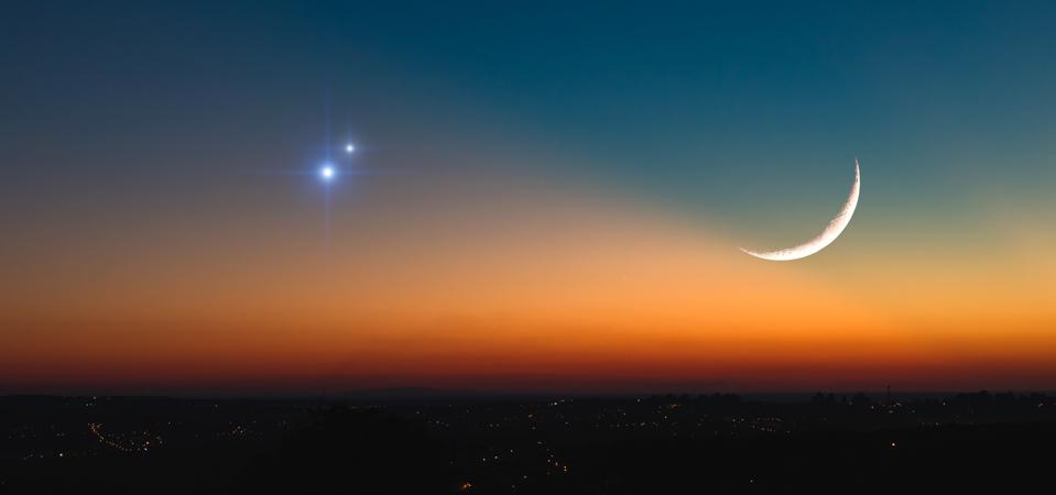 Conjunción astronómica de Saturno, Júpiter y la Luna.