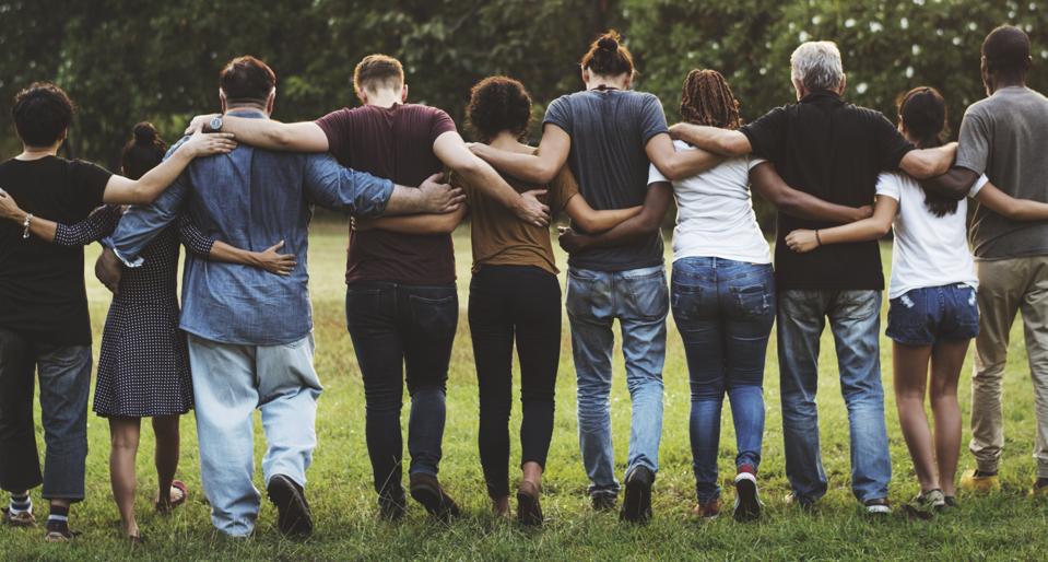 Un groupe d'amis se rassemble en arrière-plan pour montrer l'importance de l'appartenance.