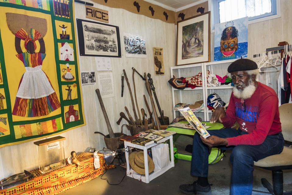 South Carolina, Georgetown, Gullah Museum, Low Country heritage guide talking about exhibit