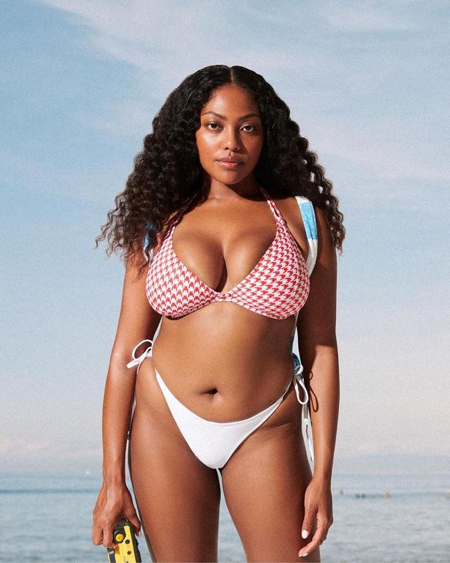 Model in Wit bikinibroekje en rood gestreept bovenblad.