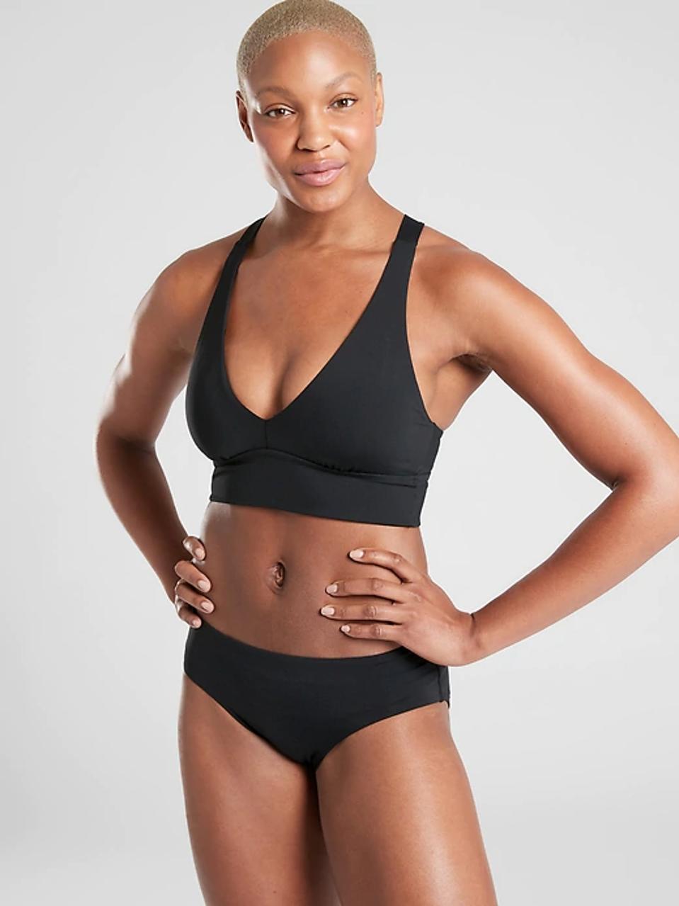 vrouw die Athleta badpak