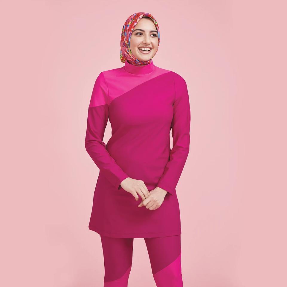 vrouw met Summersalt Swim shield tuniek.