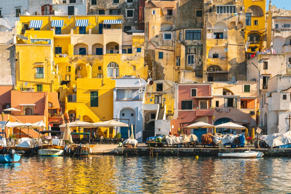 Case colorate a La Corricella, Isola di Procida, Italia