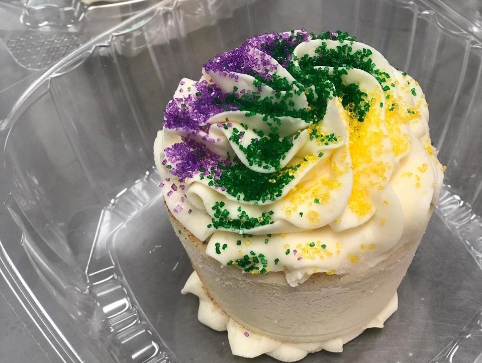 Een Mardi Gras Cheesecake ter grootte van een cupcake geserveerd bij Cypi's Cake Box in Lake Charles, Louisiana