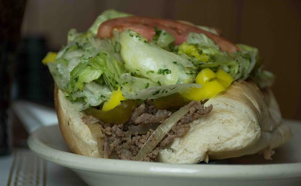 Acabamento de um Cheesesteak Sub servido no Restaurante D'Atri's em Cumberland e LaVale, Maryland. 