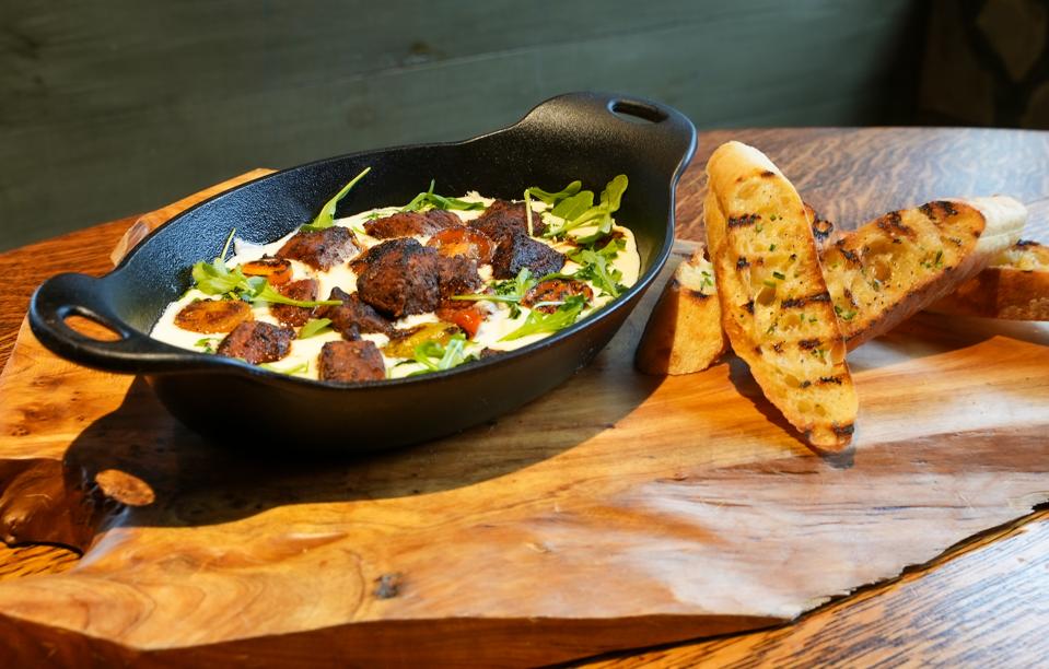 Dans un plat en fonte : Fondue au fromage de chèvre de Big Cedar Lodge à Ridgedale, Missouri (près de Branson).